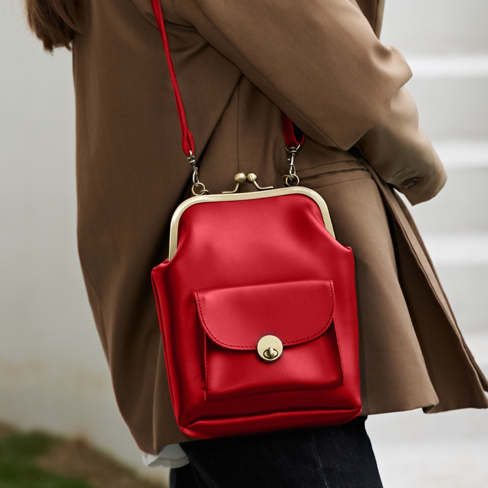 Bolso vintage con cierre de beso: el imprescindible retro chic de Grace