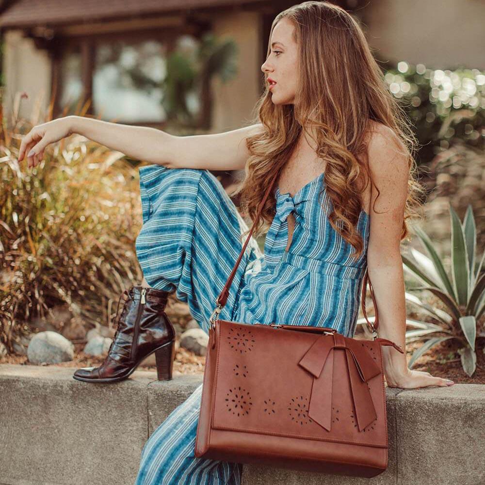 Elegante bolso tipo cartera con pajarita de Grace