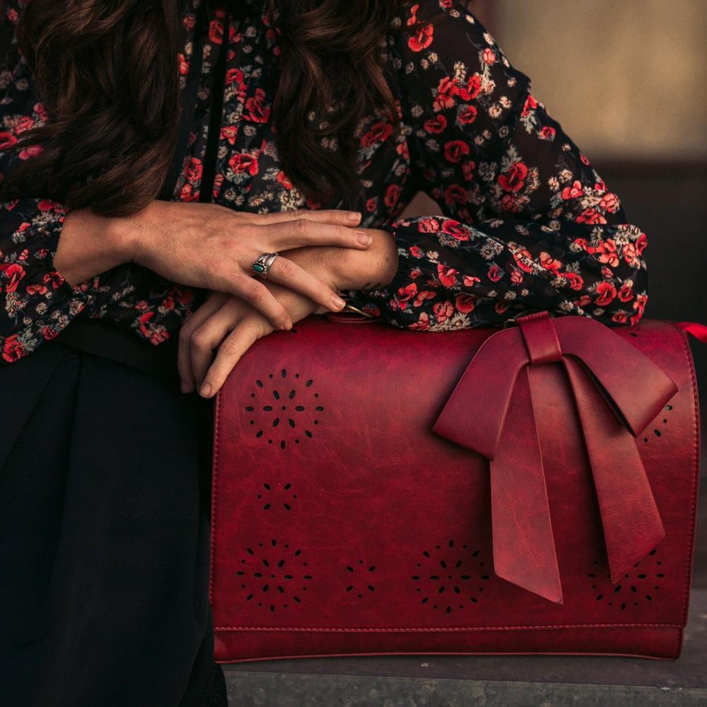 Elegante bolso tipo cartera con pajarita de Grace