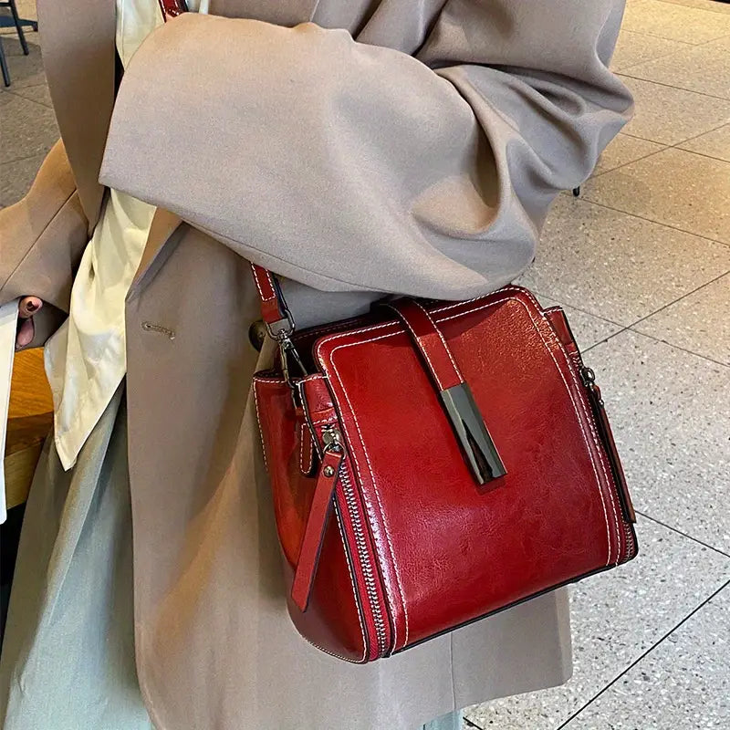 Elegante bolso bandolera de piel auténtica