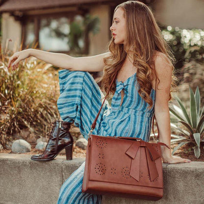 Elegante bolso tipo cartera con pajarita de Grace