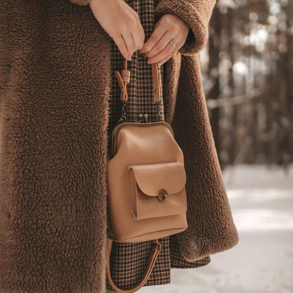 Bolso vintage con cierre de beso: el imprescindible retro chic de Grace