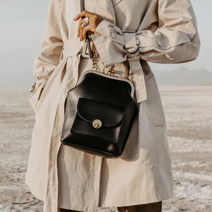 Bolso vintage con cierre de beso: el imprescindible retro chic de Grace